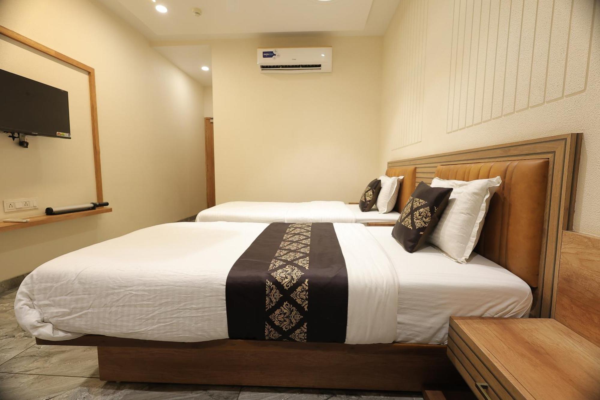 Hotel Horizon & Restaurant Surat Buitenkant foto
