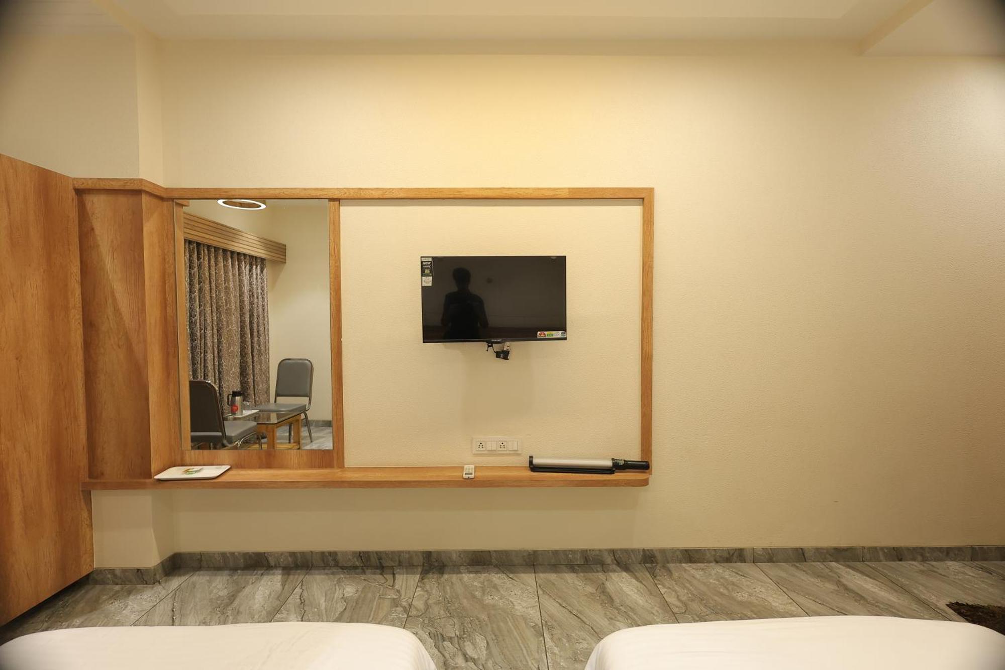 Hotel Horizon & Restaurant Surat Buitenkant foto