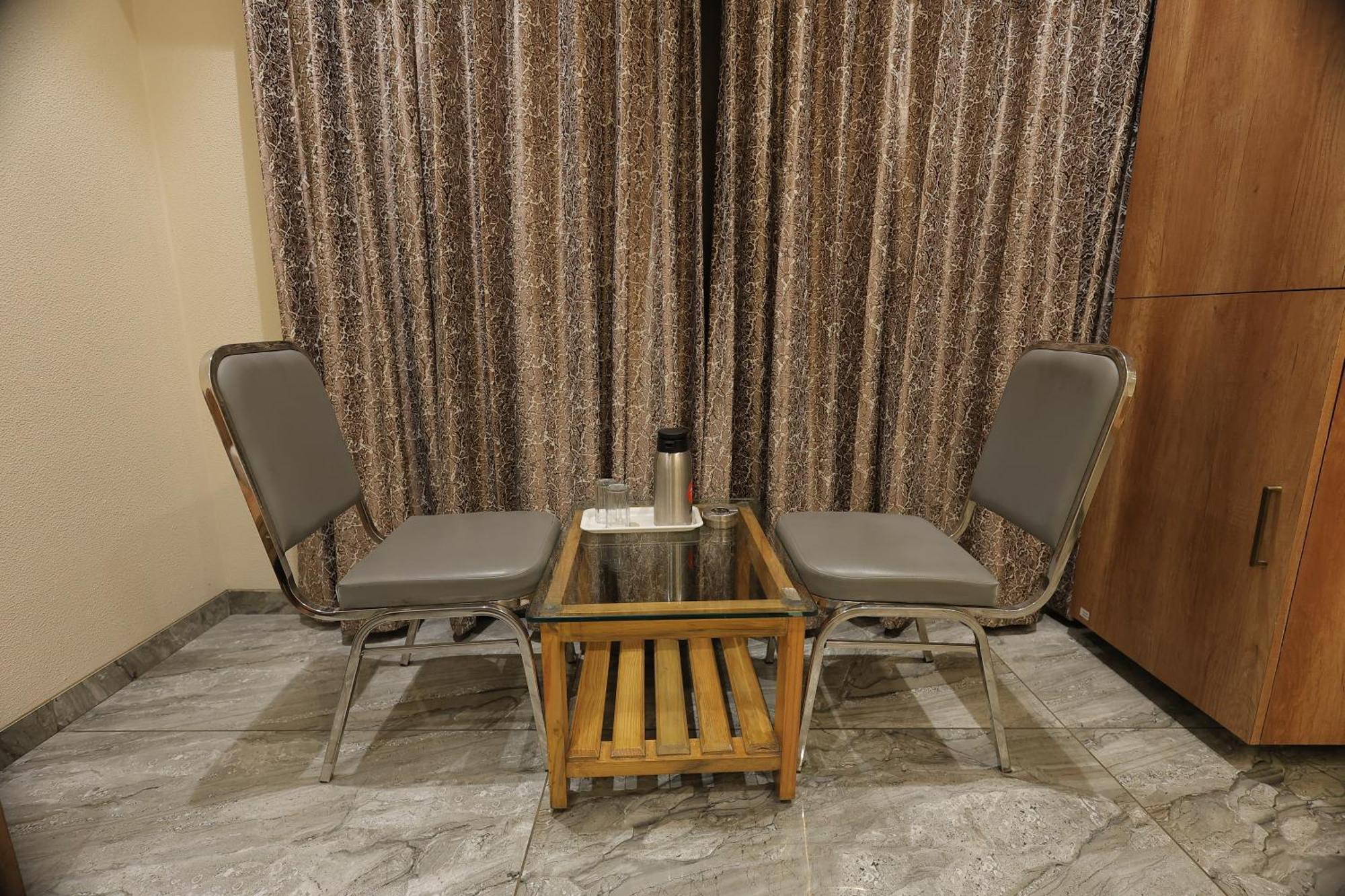 Hotel Horizon & Restaurant Surat Buitenkant foto
