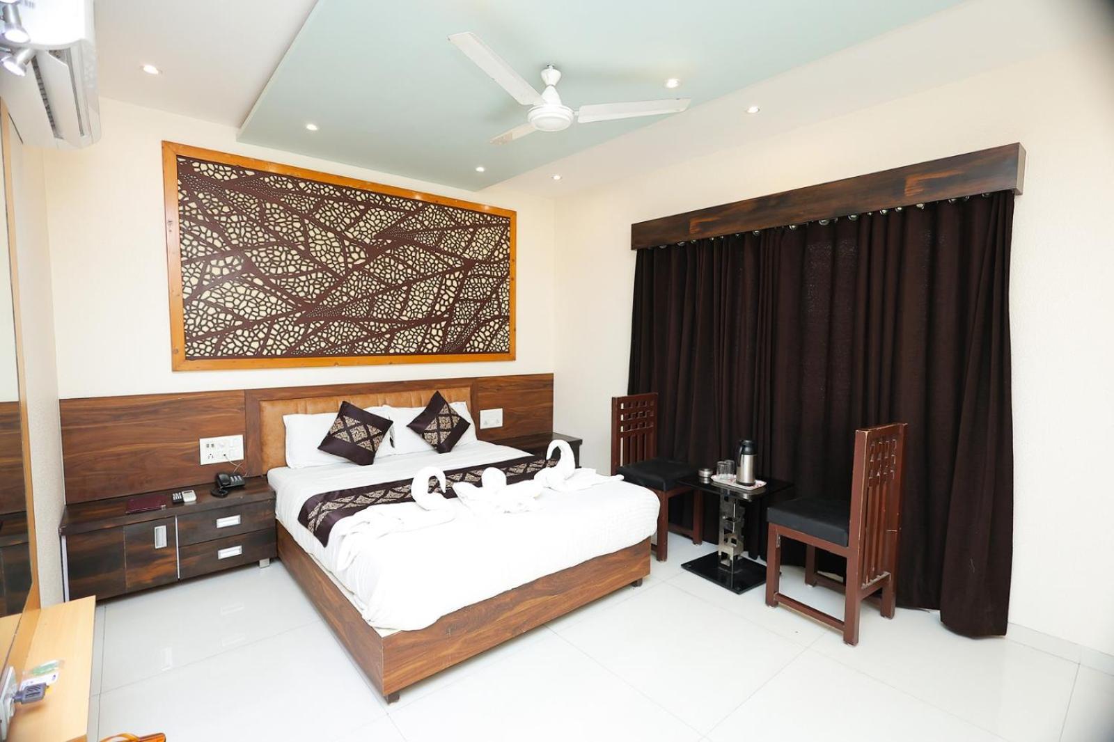 Hotel Horizon & Restaurant Surat Buitenkant foto