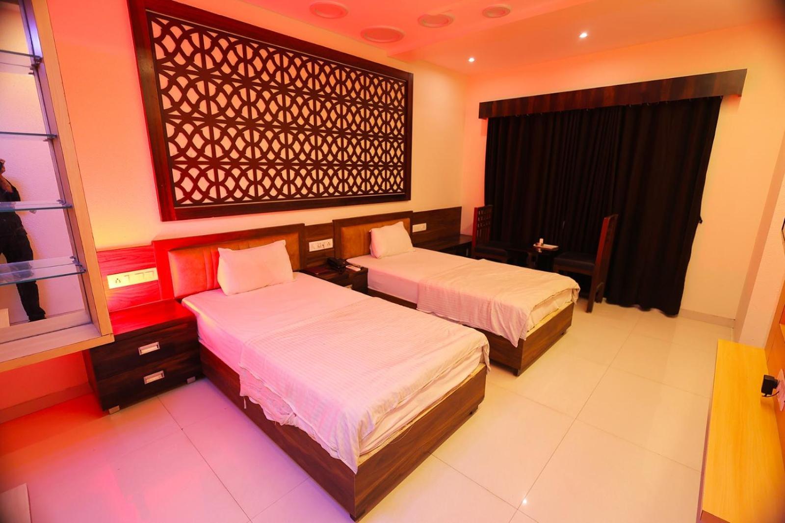 Hotel Horizon & Restaurant Surat Buitenkant foto