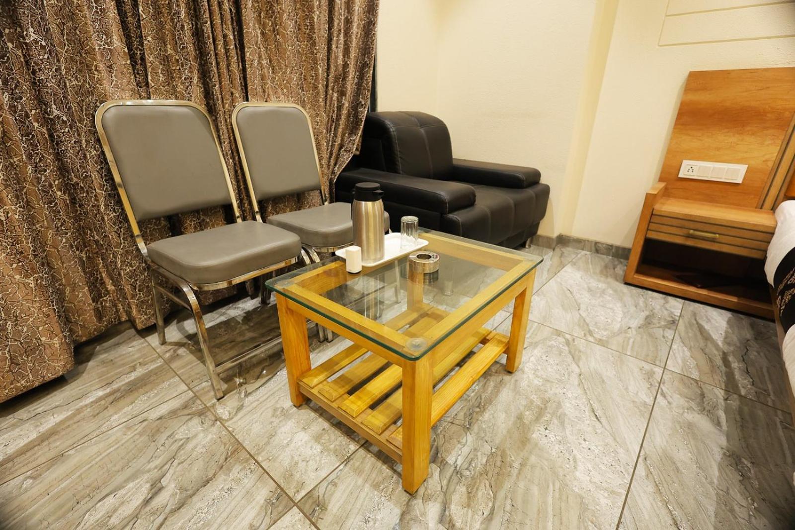 Hotel Horizon & Restaurant Surat Buitenkant foto