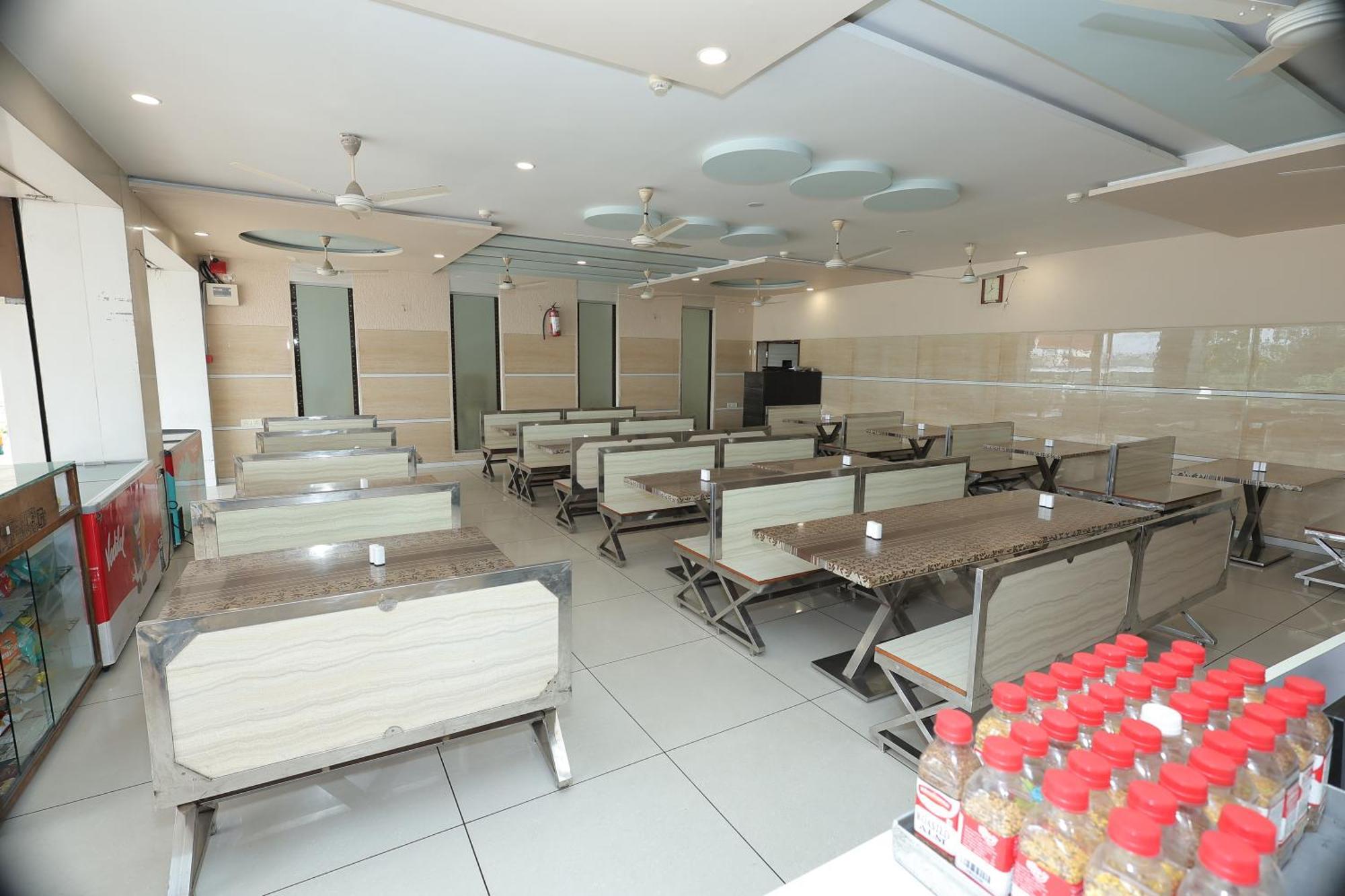 Hotel Horizon & Restaurant Surat Buitenkant foto
