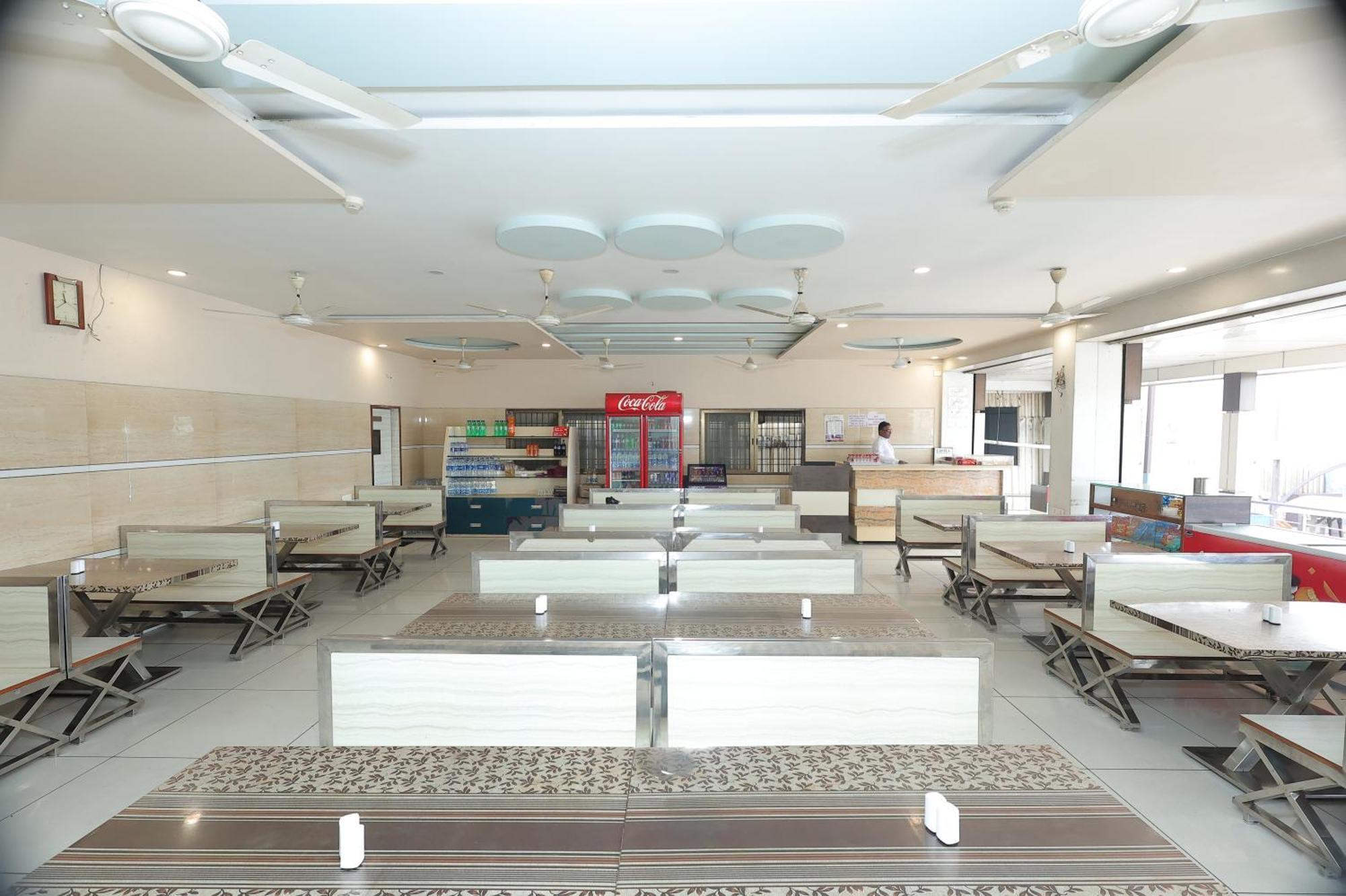 Hotel Horizon & Restaurant Surat Buitenkant foto