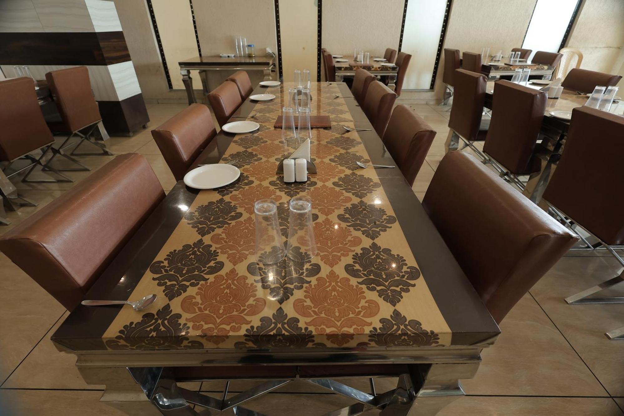Hotel Horizon & Restaurant Surat Buitenkant foto