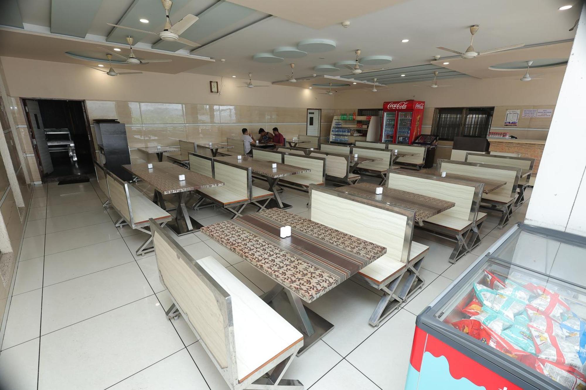 Hotel Horizon & Restaurant Surat Buitenkant foto