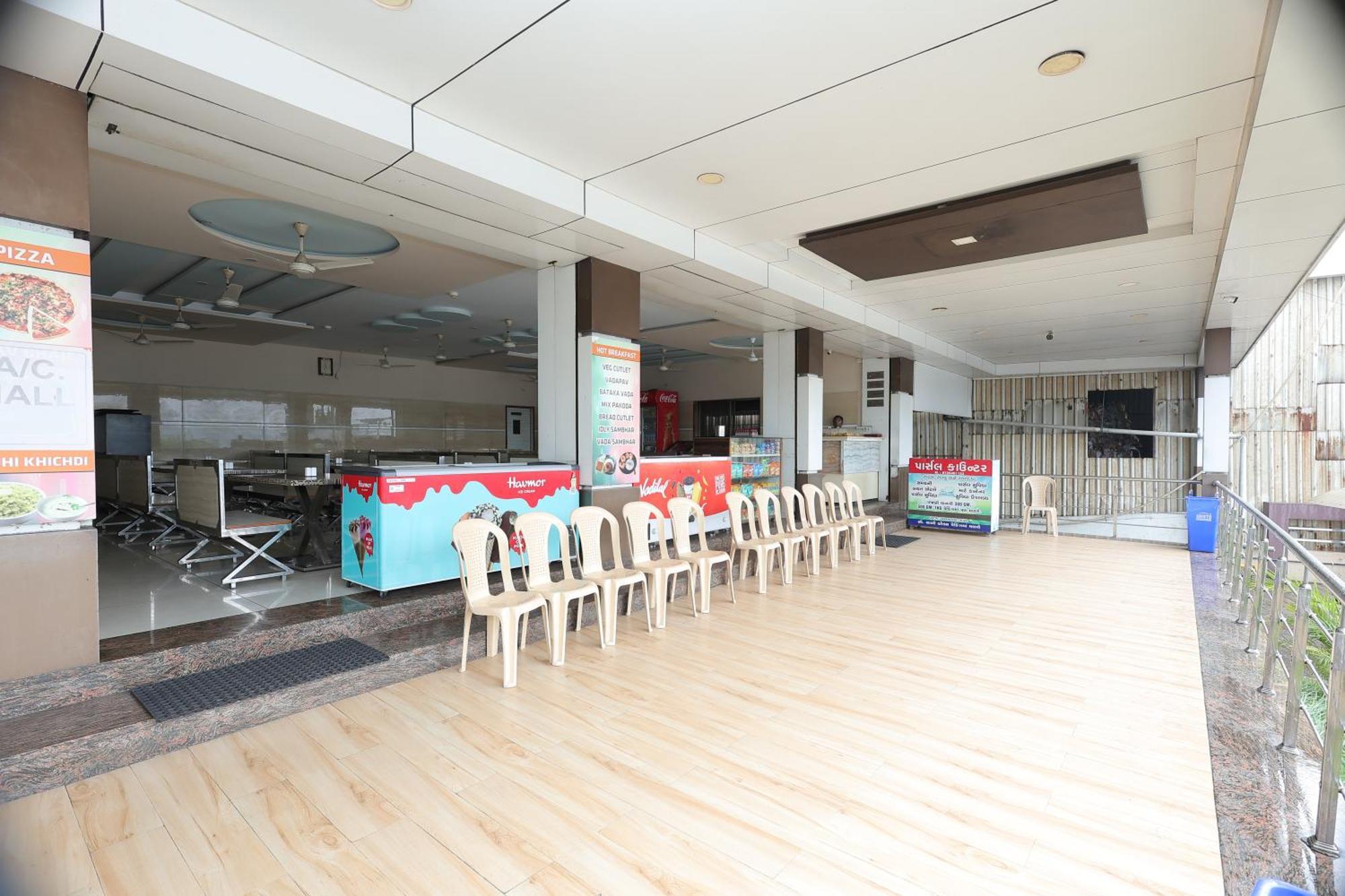 Hotel Horizon & Restaurant Surat Buitenkant foto