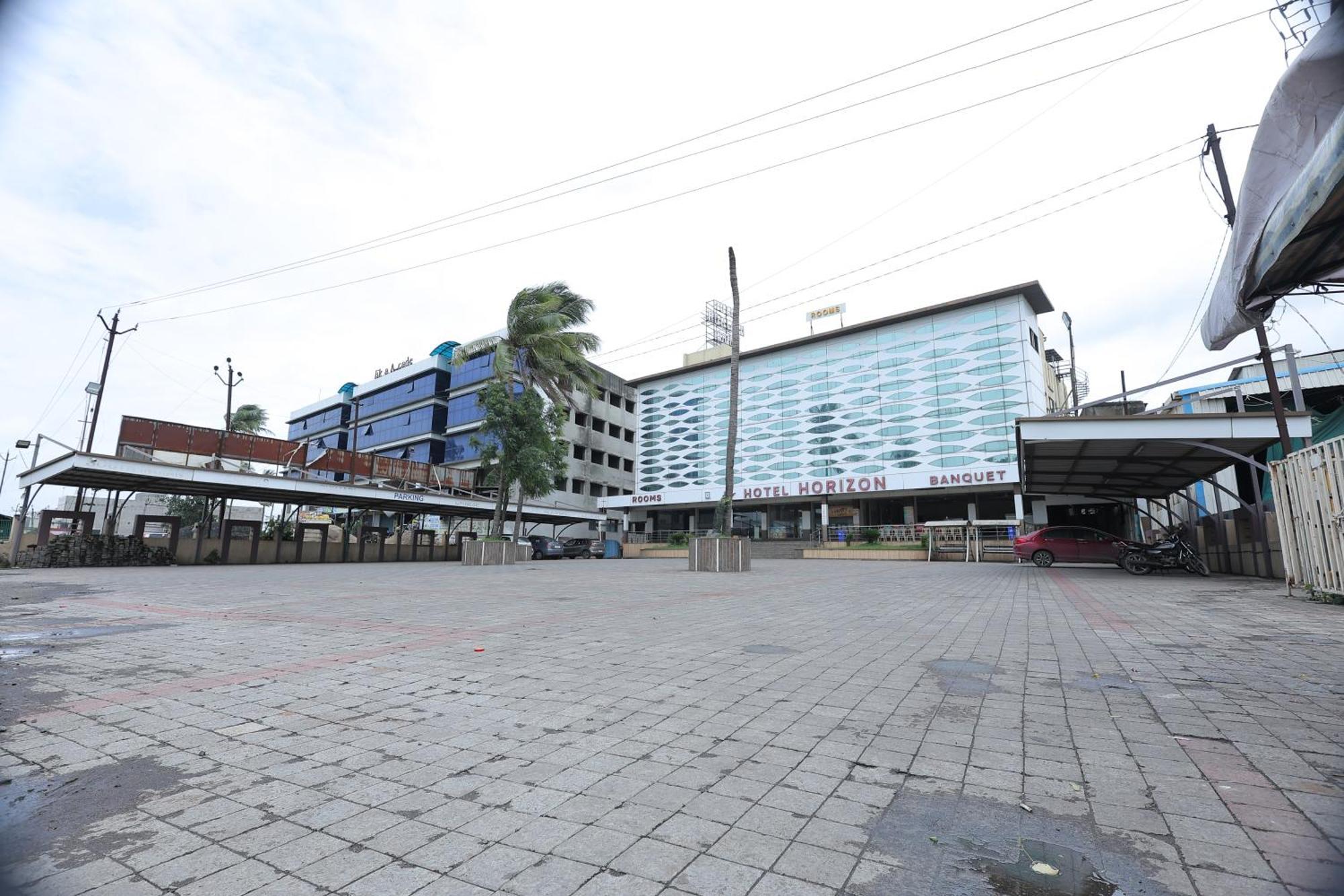 Hotel Horizon & Restaurant Surat Buitenkant foto