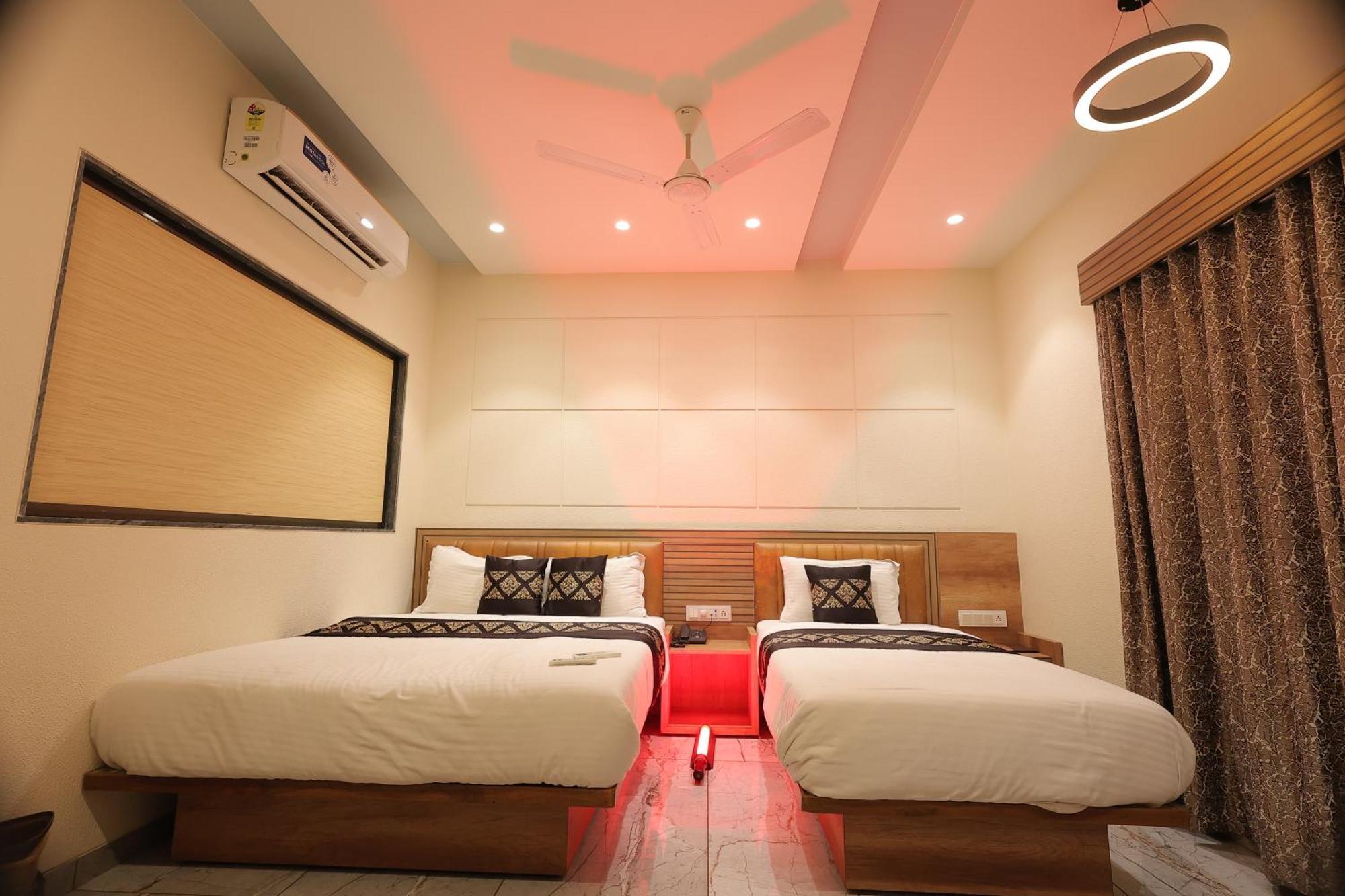 Hotel Horizon & Restaurant Surat Buitenkant foto