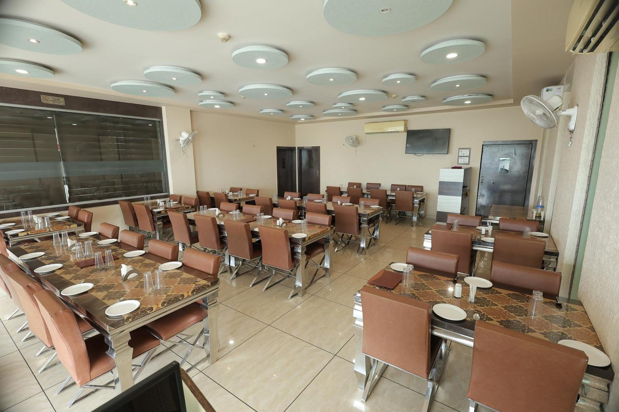 Hotel Horizon & Restaurant Surat Buitenkant foto