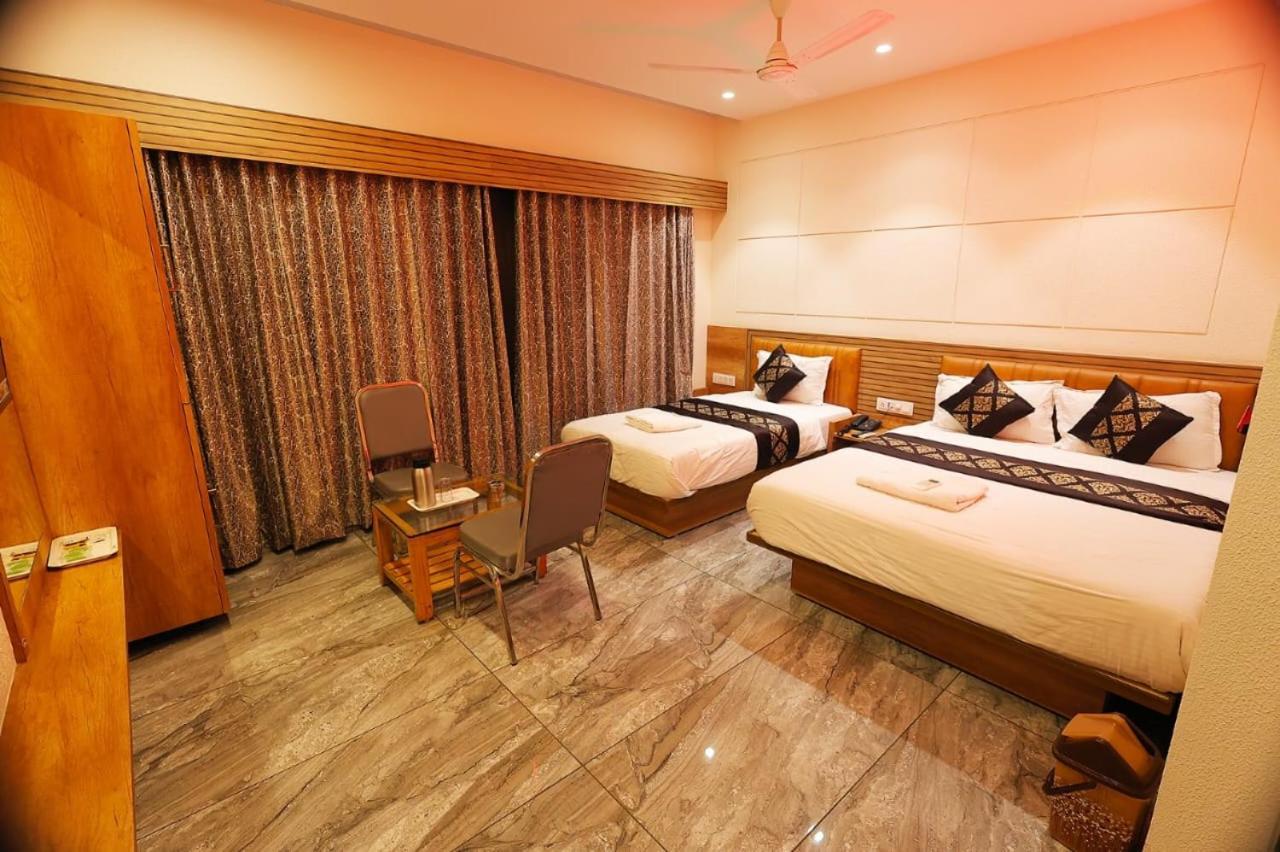 Hotel Horizon & Restaurant Surat Buitenkant foto