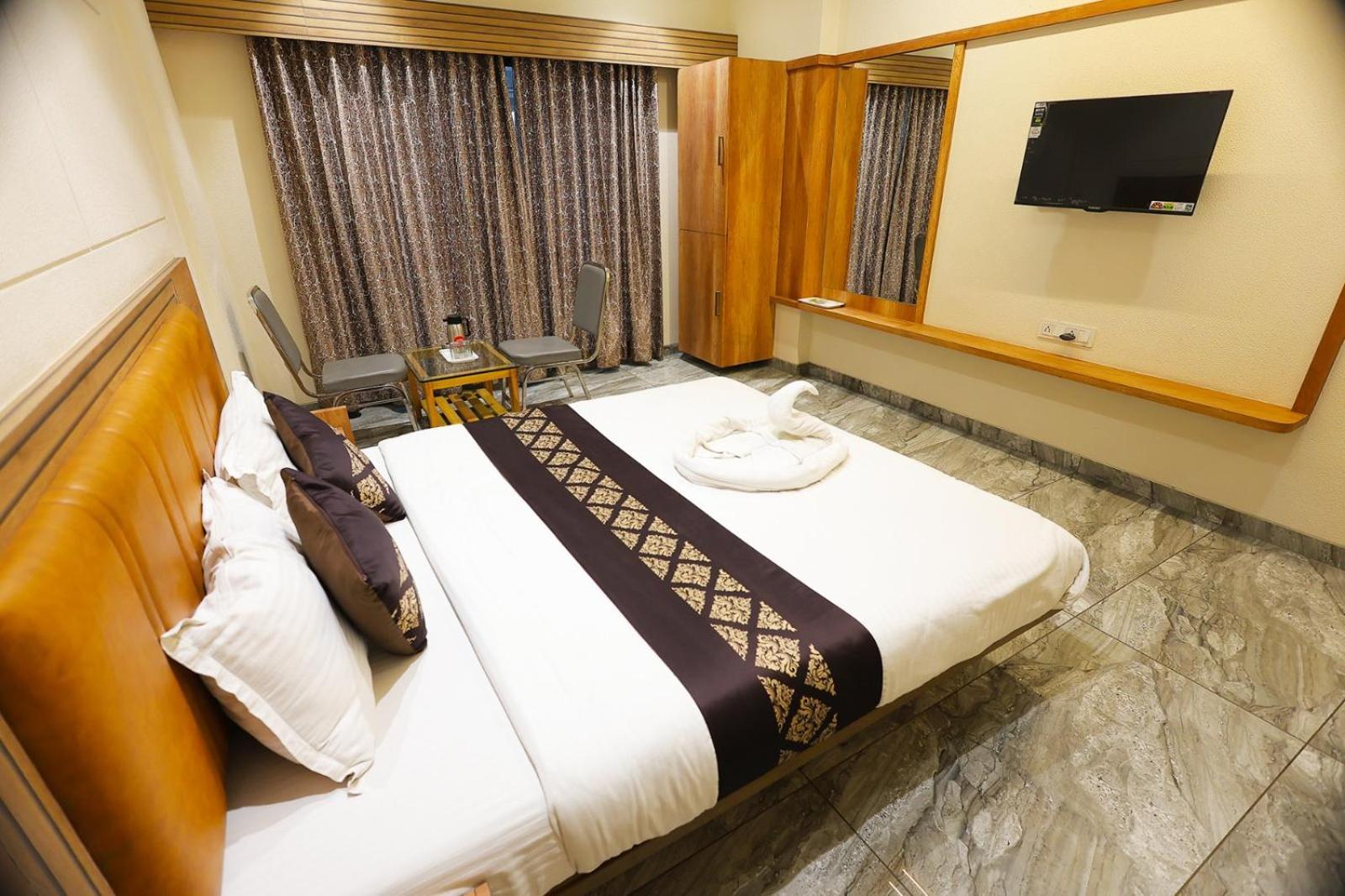Hotel Horizon & Restaurant Surat Buitenkant foto
