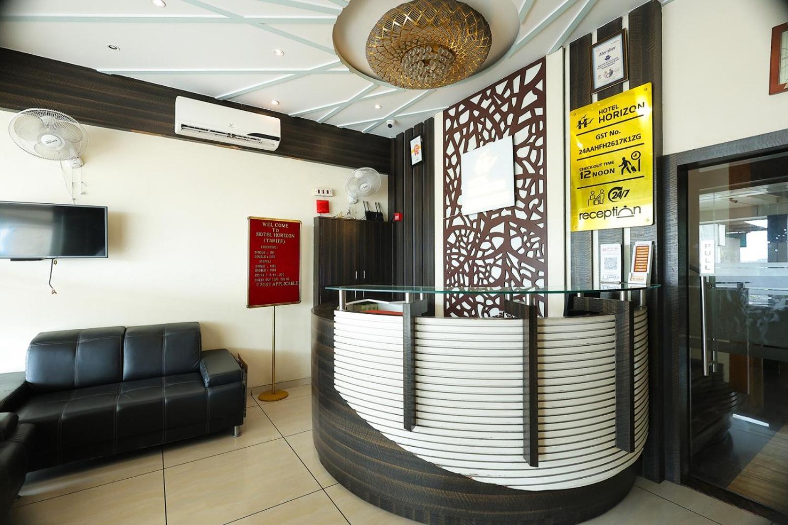 Hotel Horizon & Restaurant Surat Buitenkant foto