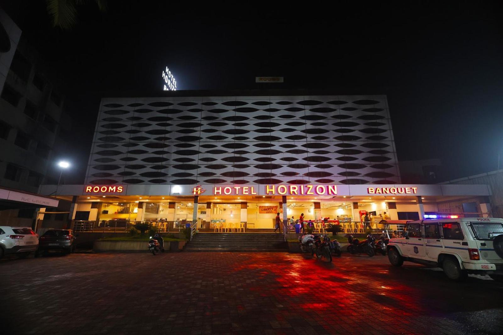 Hotel Horizon & Restaurant Surat Buitenkant foto